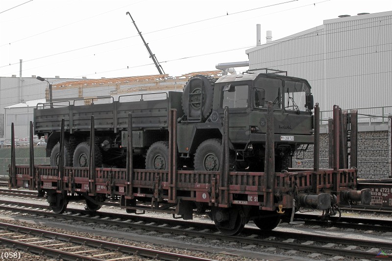 Bahn 058.jpg - Der geländegängige MAN 4-Achser mit 10t Nutzlast in der Vorderansicht (güterwagen)